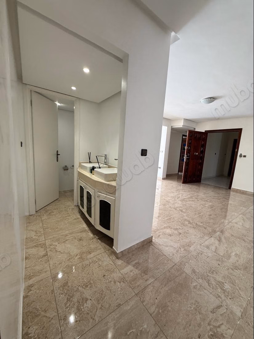 Superbe appartement à louer à Riyad. 
Surface de 250 m². 
Terrasse et ascenseur