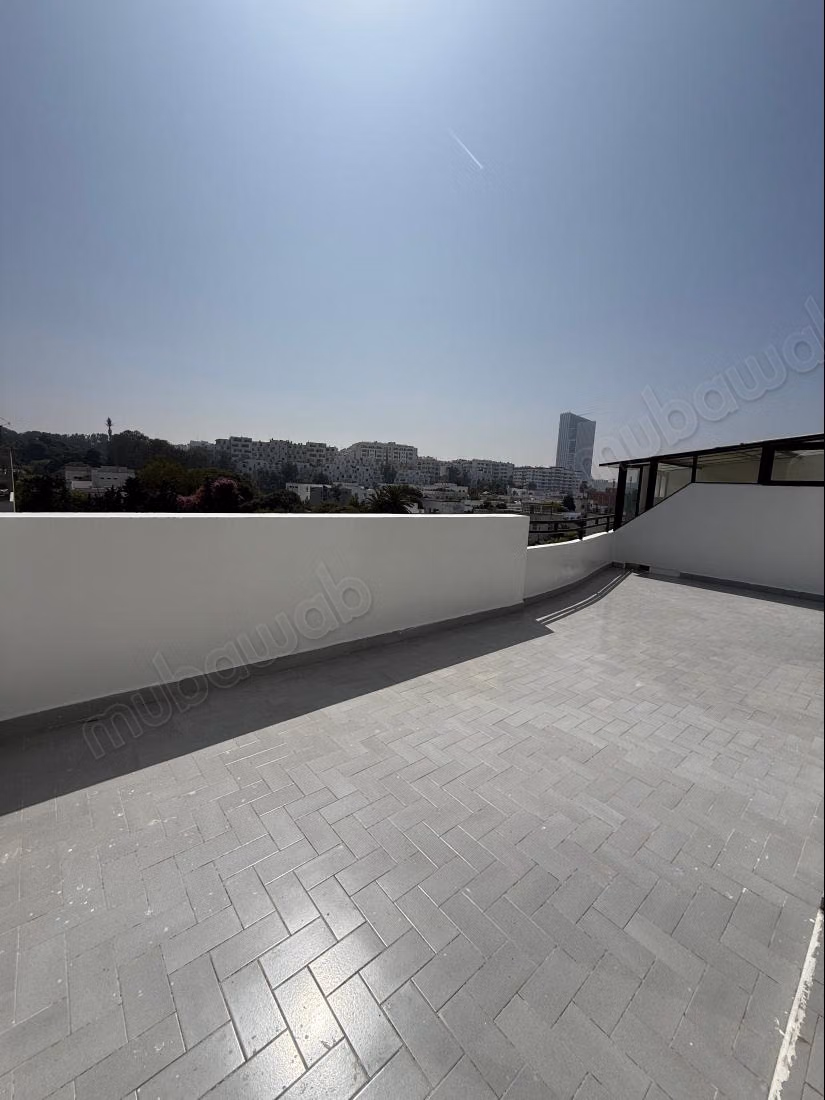 Superbe appartement à louer à Riyad. 
Surface de 250 m². 
Terrasse et ascenseur