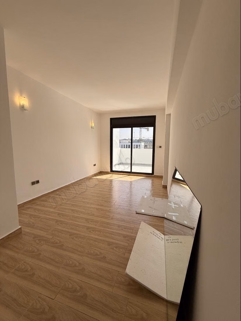 Superbe appartement à louer à Riyad. 
Surface de 250 m². 
Terrasse et ascenseur