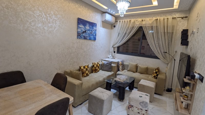 Location saisonnière à Hay salam.
Superficie 60 m².
Porte blindée et chauffage central