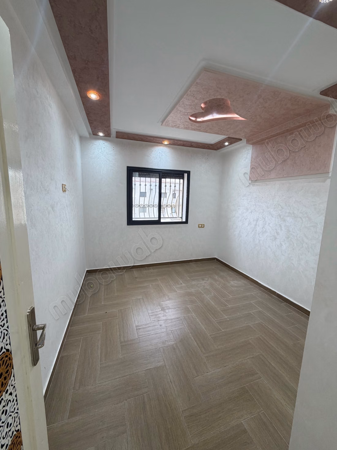 Mooi appartement te huur in de Hassani-buurt. Totale oppervlakte van 85 m². Stevige deur en dubbel glas systeem.