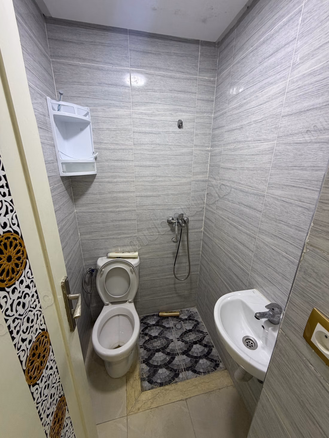 Mooi appartement te huur in de Hassani-buurt. Totale oppervlakte van 85 m². Stevige deur en dubbel glas systeem.