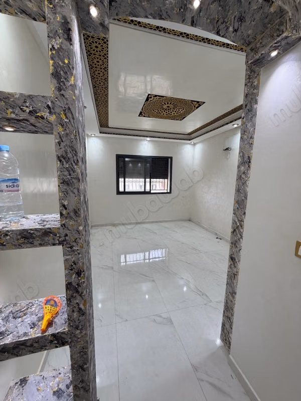 Mooi appartement te huur in de Hassani-buurt. Totale oppervlakte van 85 m². Stevige deur en dubbel glas systeem.