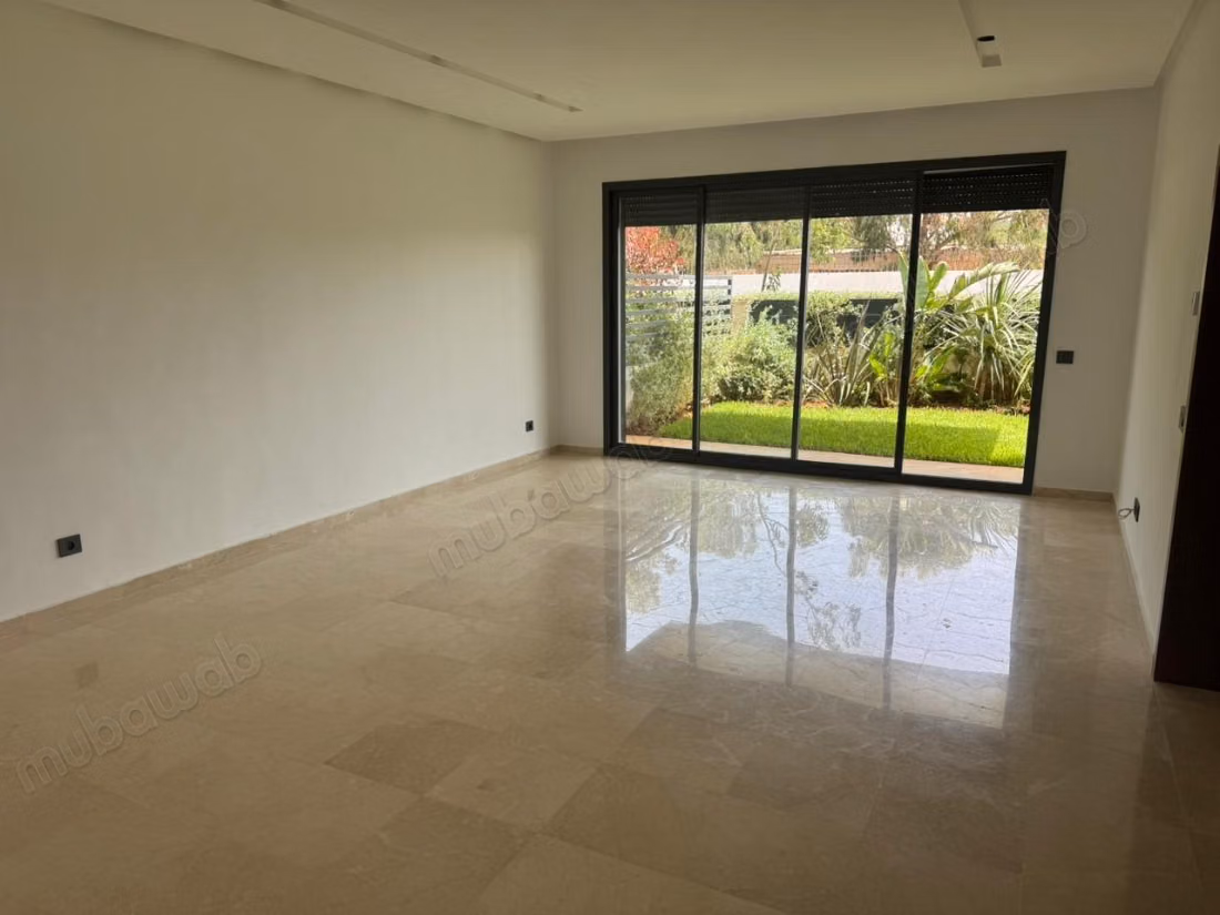 Appartamento di 210 m² con giardino e piscina
