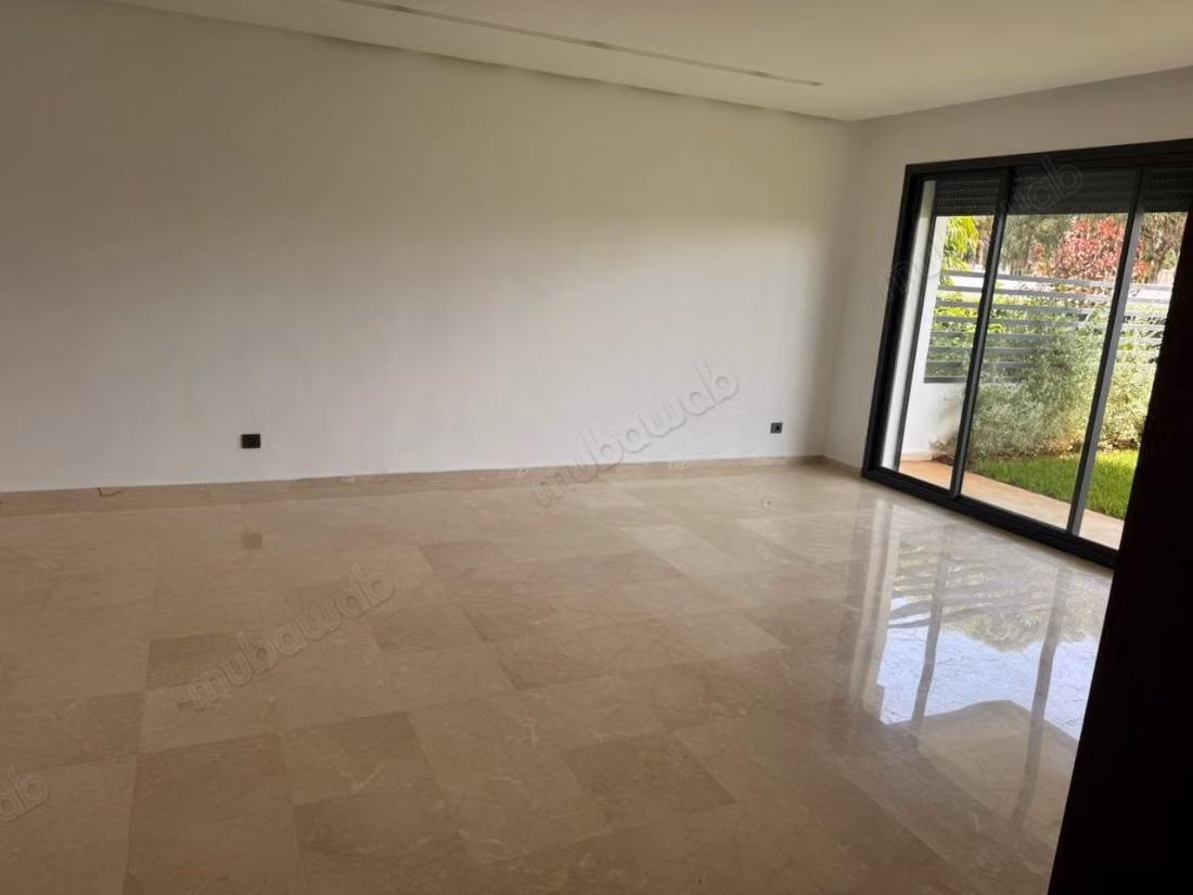 Appartamento di 210 m² con giardino e piscina