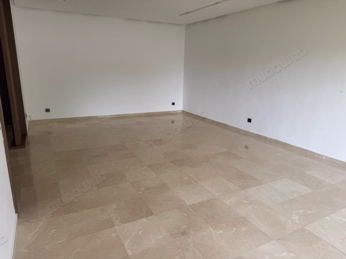 Appartamento di 210 m² con giardino e piscina