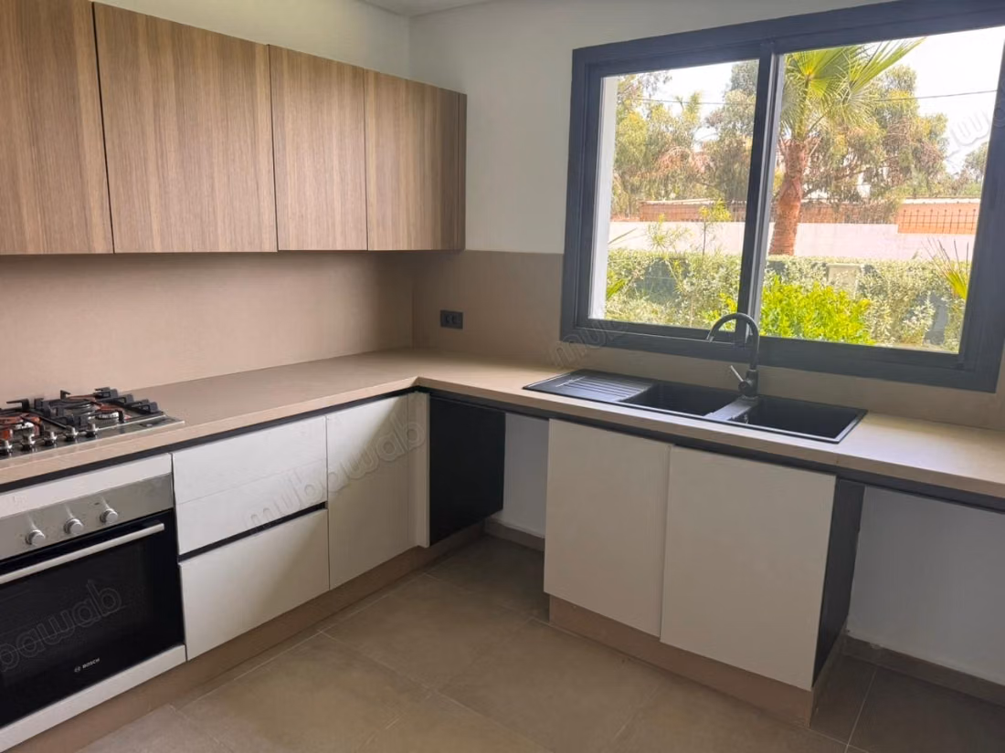 Appartamento di 210 m² con giardino e piscina