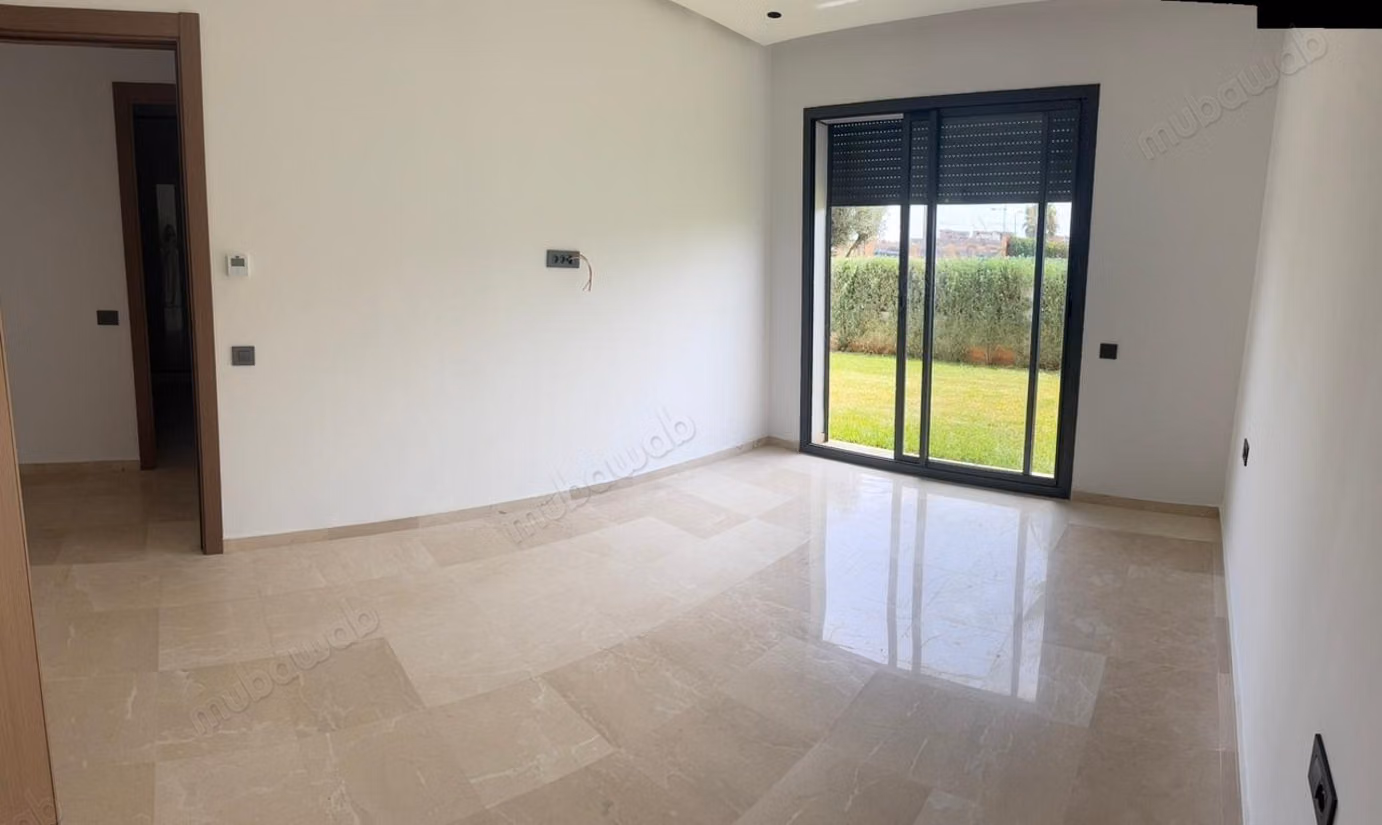 Appartamento di 210 m² con giardino e piscina