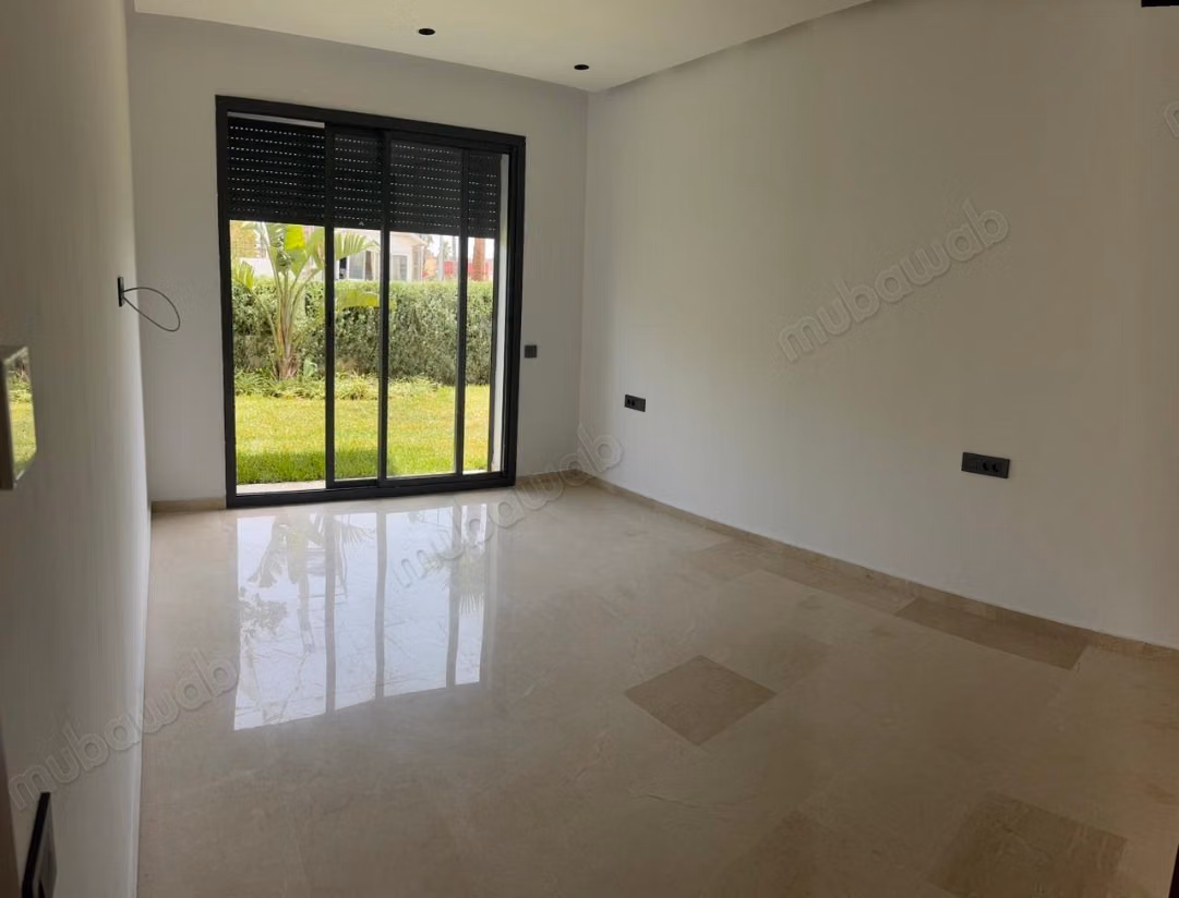 Appartamento di 210 m² con giardino e piscina