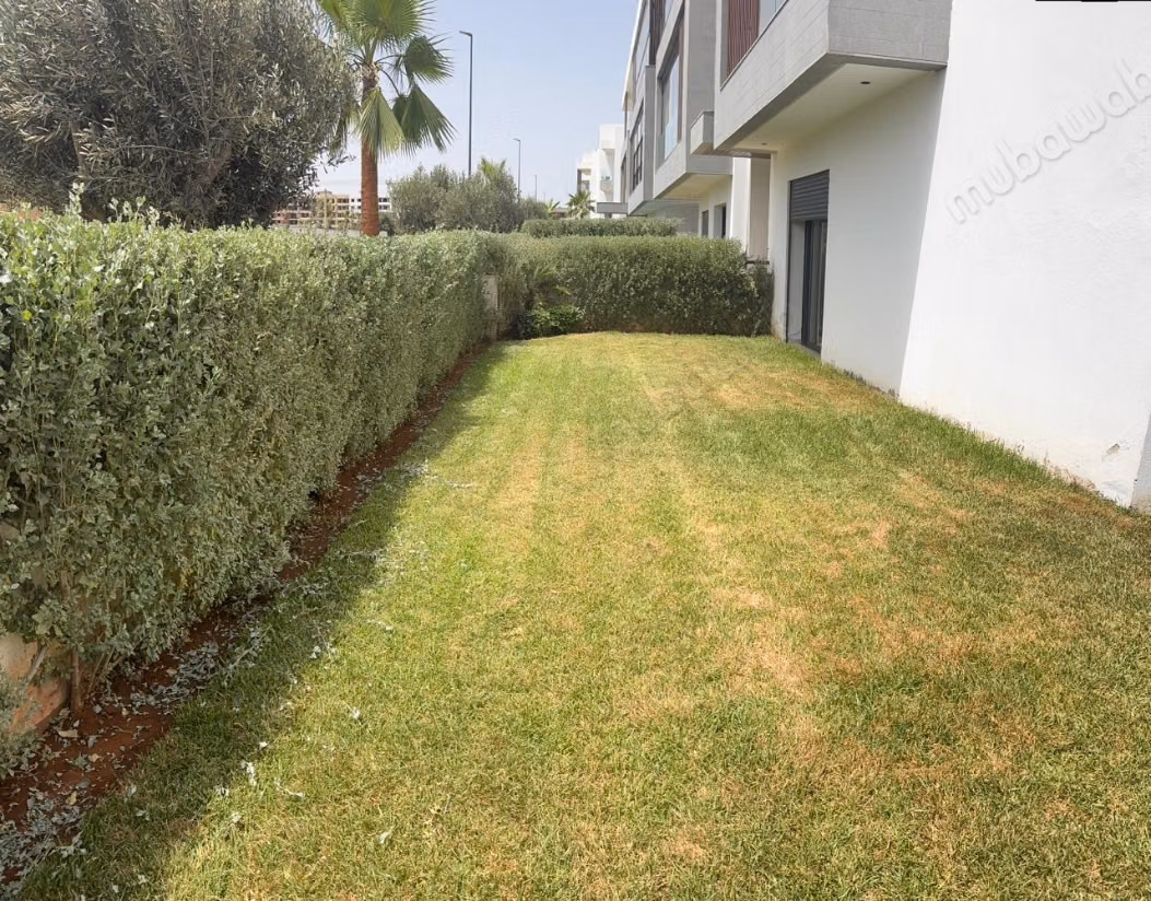 Appartamento di 210 m² con giardino e piscina