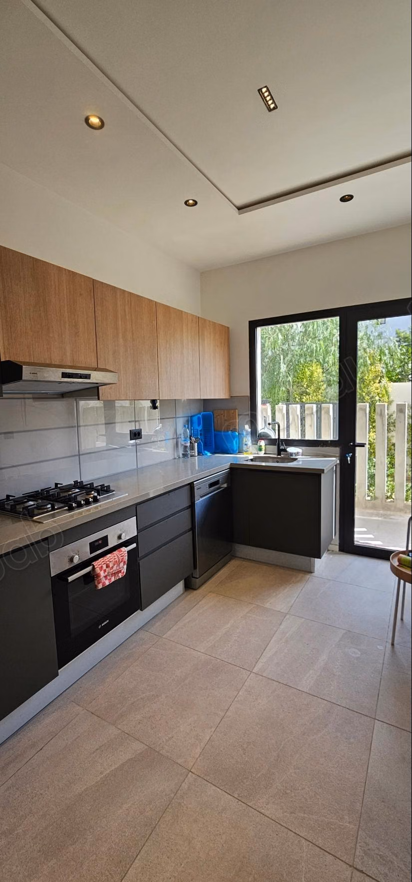 Alquile este apartamento en Sidi Maarouf. Superficie total 261 m². Bien amueblado