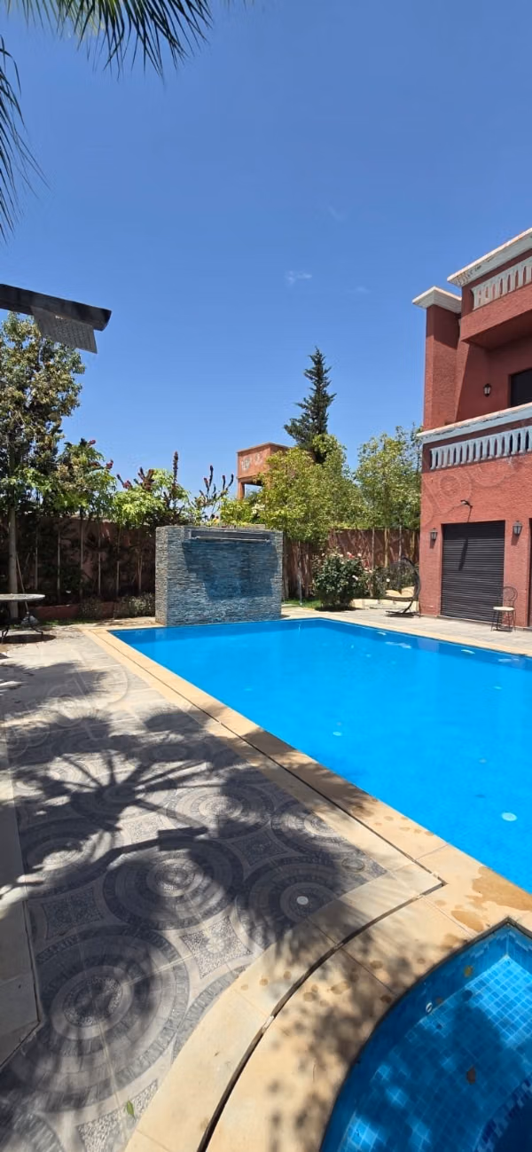 Belle villa à vendre à Ourika. 4 chambres. Jardin et terrasse.