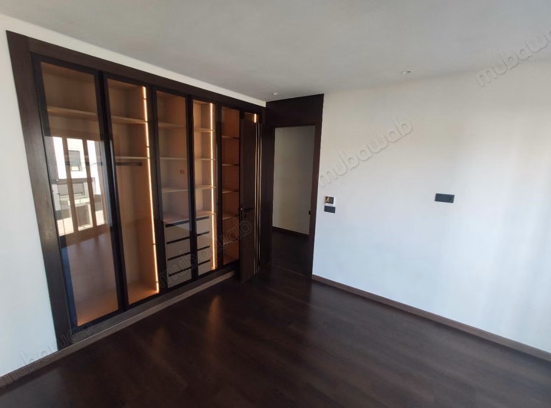 Venta de villa de lujo en Harhoura. 7 grandes habitaciones. Calefacción central y puerta blindada