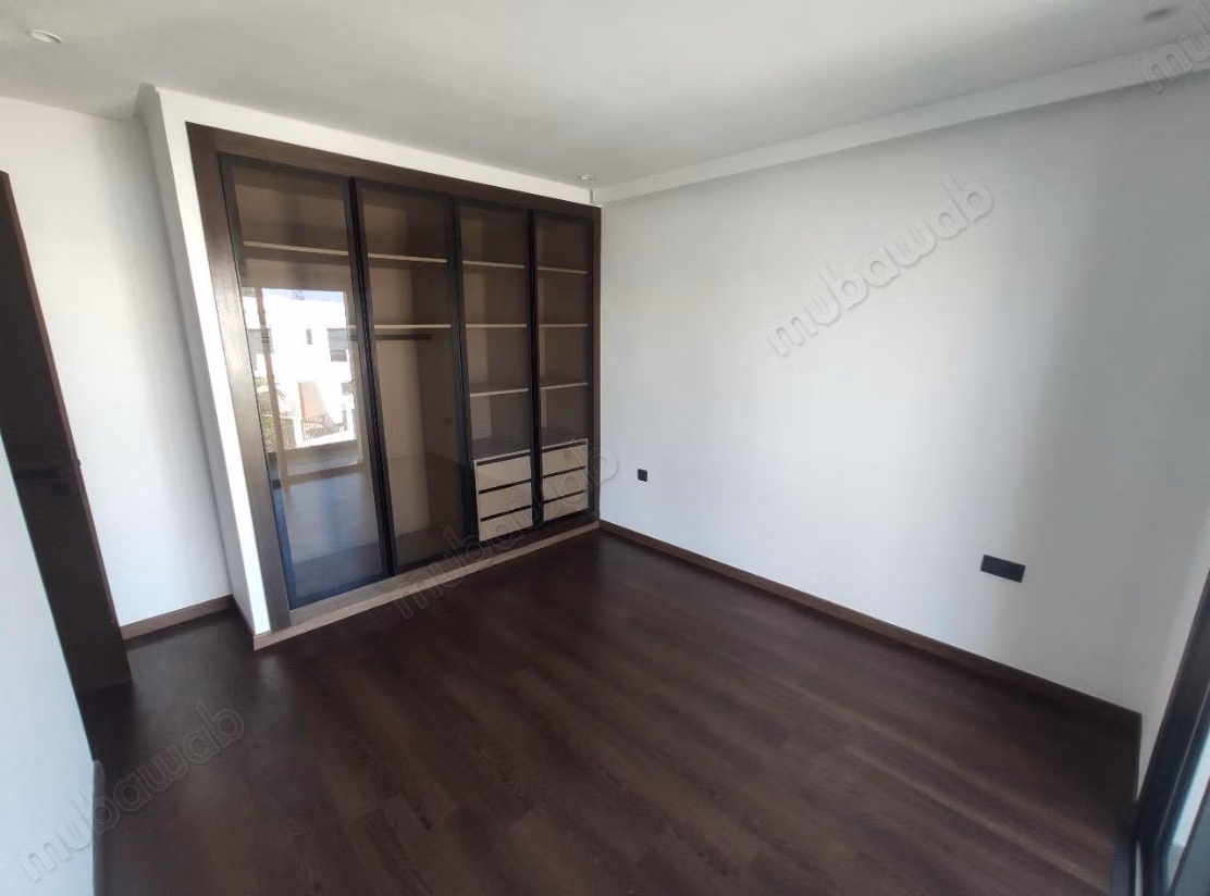 Venta de villa de lujo en Harhoura. 7 grandes habitaciones. Calefacción central y puerta blindada