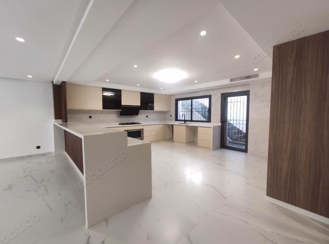 Venta de villa de lujo en Harhoura. 7 grandes habitaciones. Calefacción central y puerta blindada