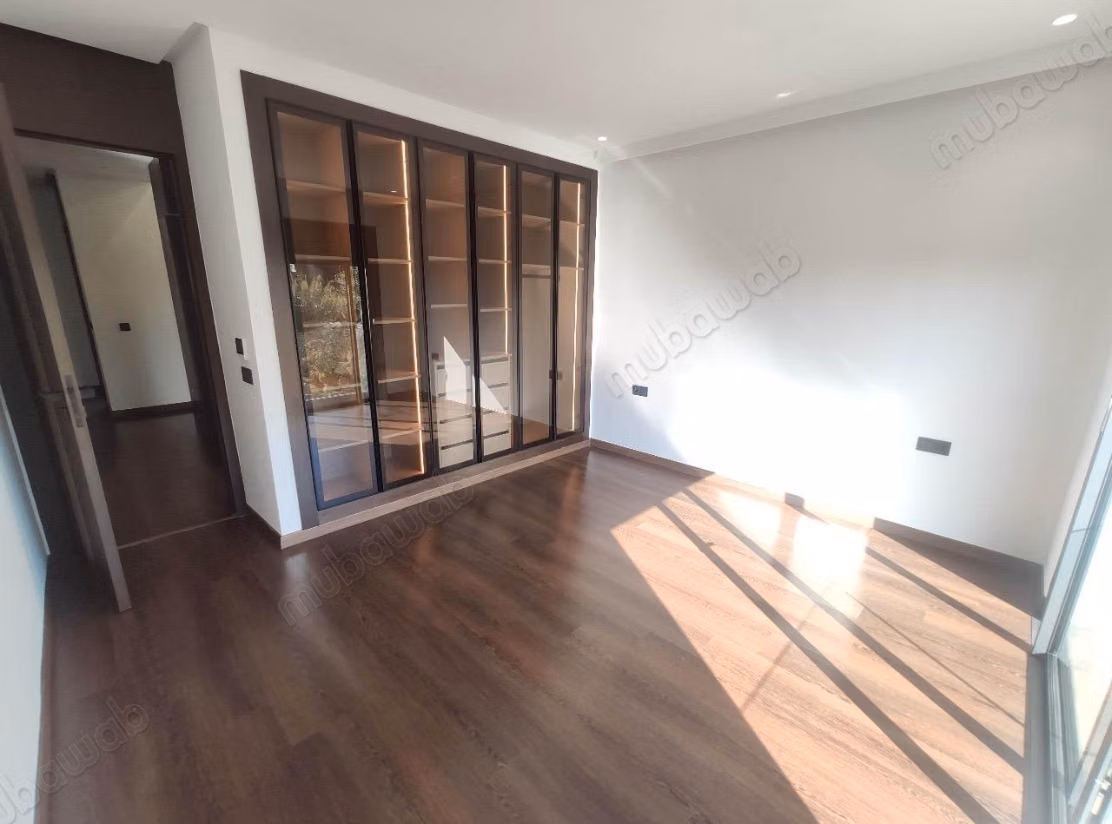 Venta de villa de lujo en Harhoura. 7 grandes habitaciones. Calefacción central y puerta blindada