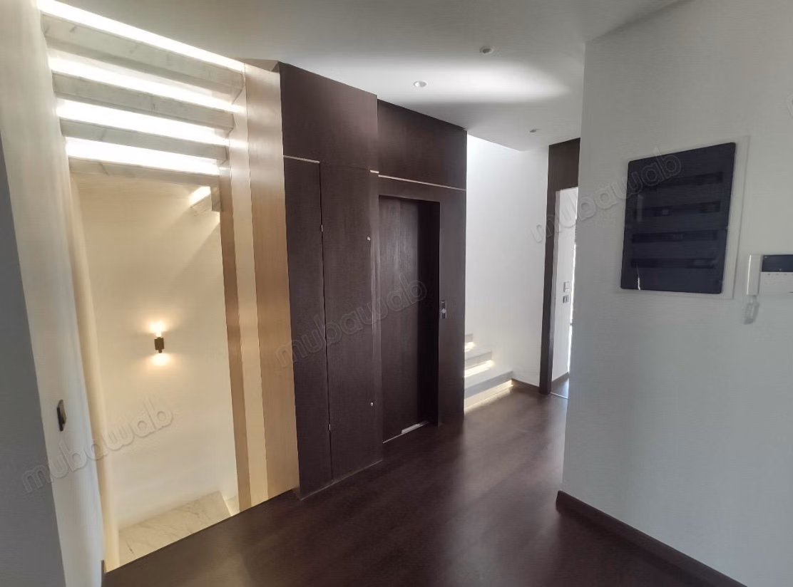Venta de villa de lujo en Harhoura. 7 grandes habitaciones. Calefacción central y puerta blindada