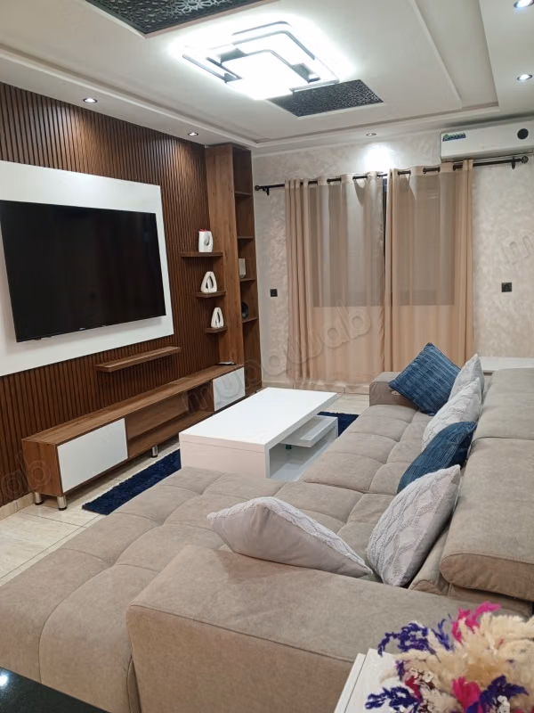 Bel appartement à louer à Khouribga. 2 grandes pièces. Porte robuste, résidence sécurisée