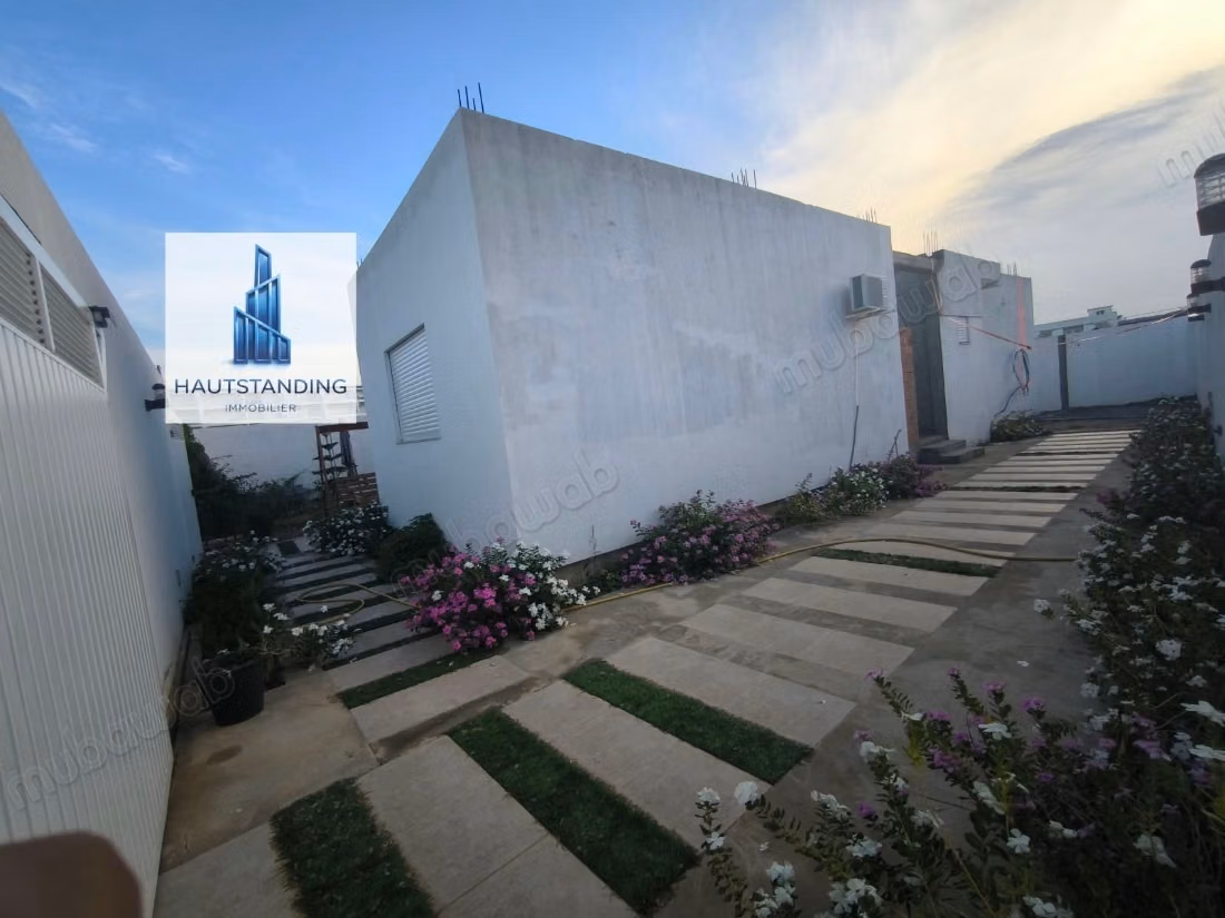 Superba Villa Moderna con Giardino Vicino al Mare