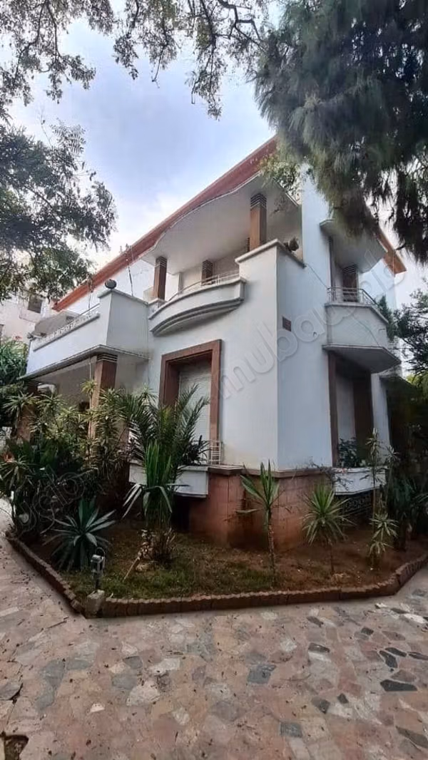 Splendide villa à vendre à Palmier. Superficie 1060 m². Belle terrasse et jardin