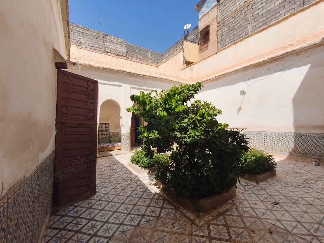 Très beau riad à vendre à Zaouia Sidi Ghalem. Surface de 200 m². Espace vert
