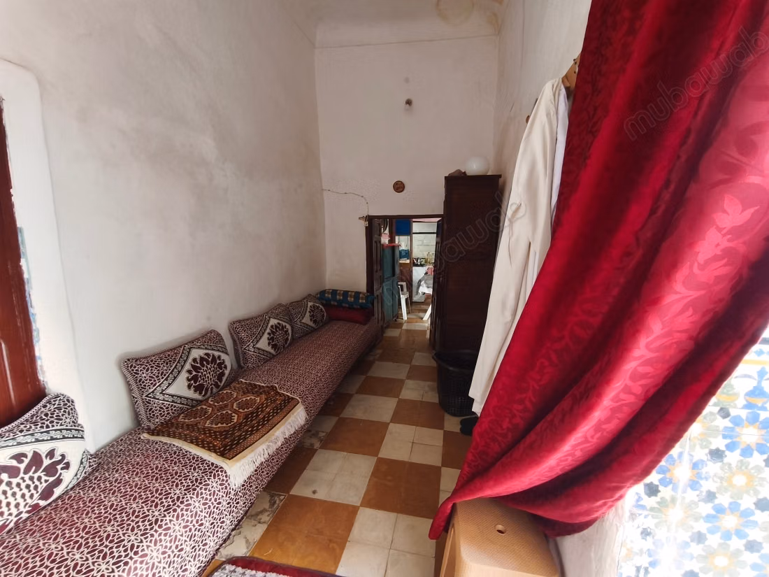 Très beau riad à vendre à Zaouia Sidi Ghalem. Surface de 200 m². Espace vert