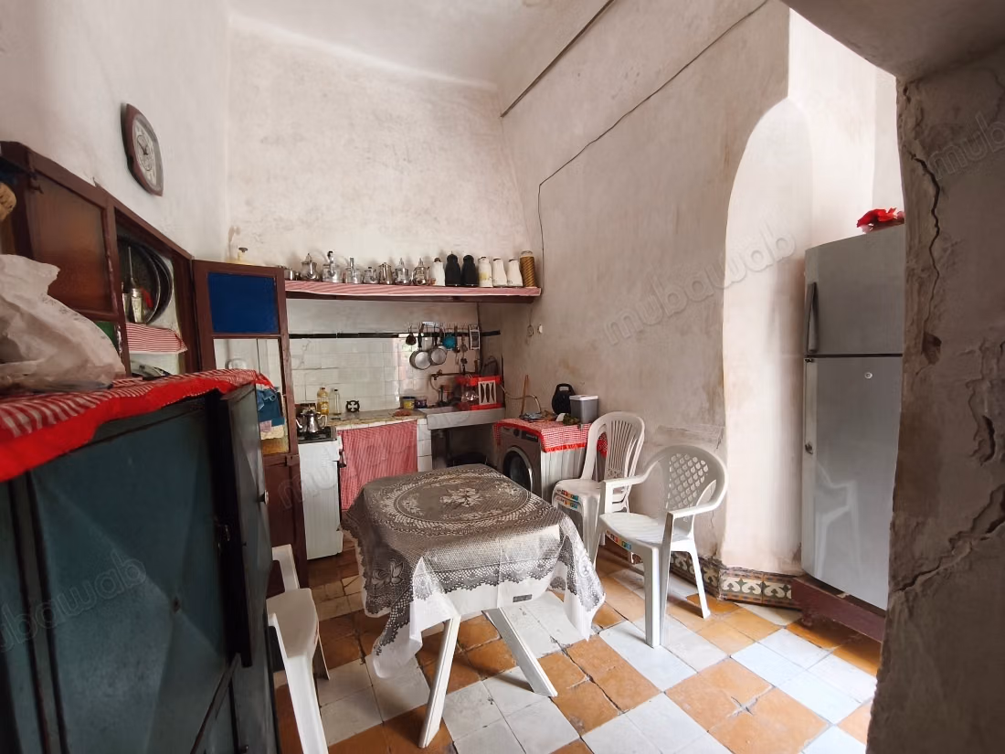 Très beau riad à vendre à Zaouia Sidi Ghalem. Surface de 200 m². Espace vert