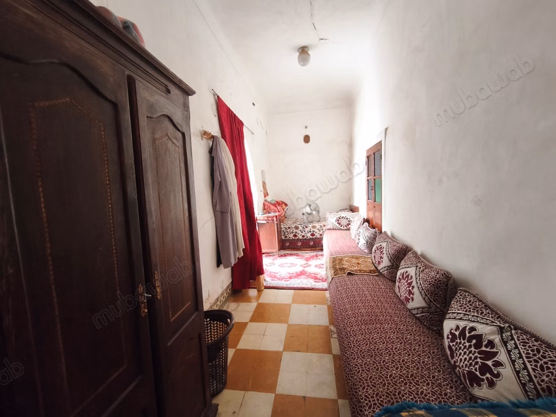 Très beau riad à vendre à Zaouia Sidi Ghalem. Surface de 200 m². Espace vert