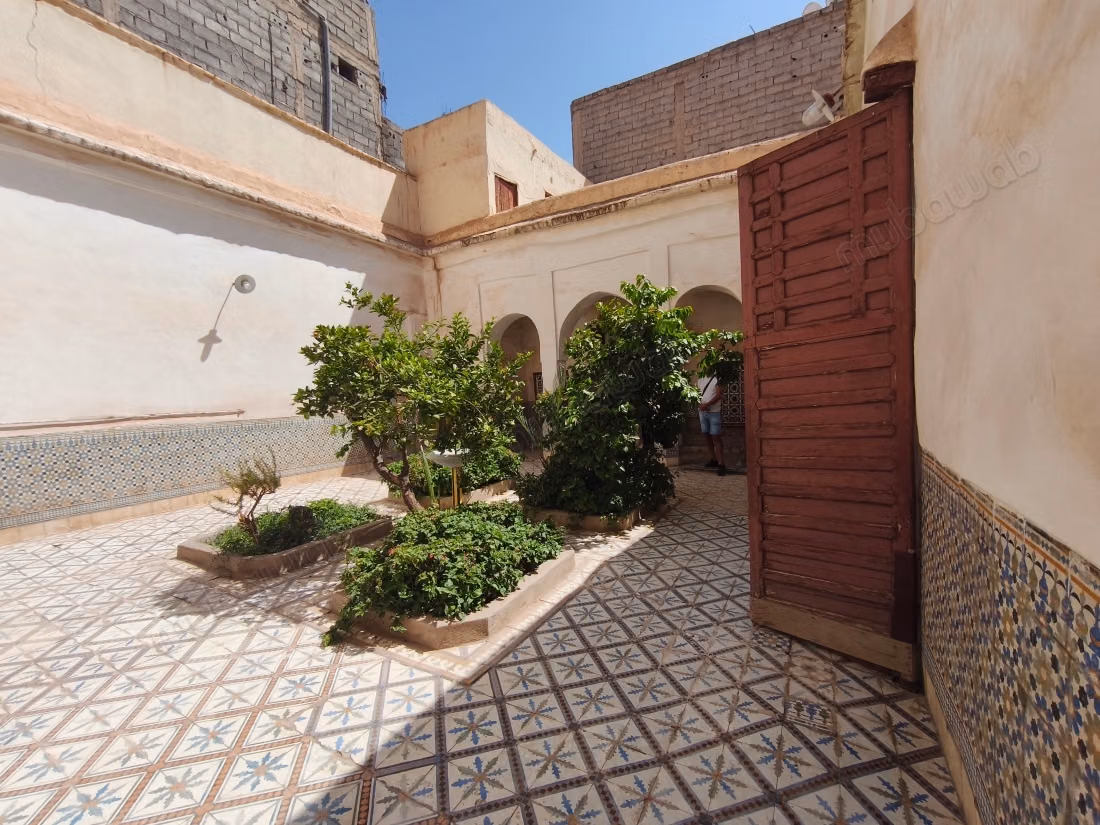 Très beau riad à vendre à Zaouia Sidi Ghalem. Surface de 200 m². Espace vert