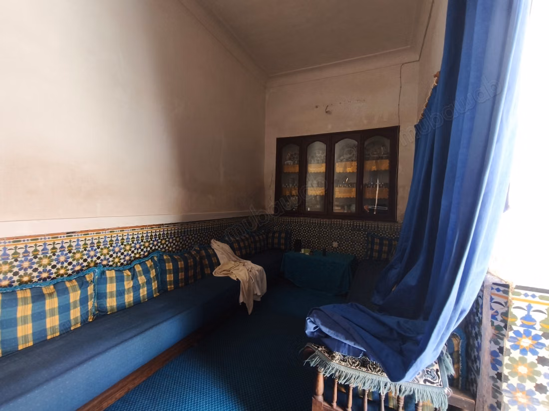 Très beau riad à vendre à Zaouia Sidi Ghalem. Surface de 200 m². Espace vert
