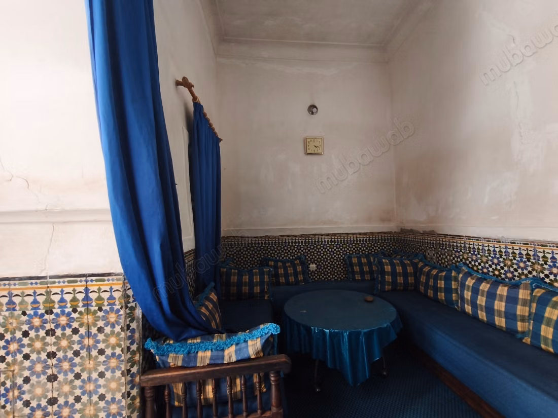 Très beau riad à vendre à Zaouia Sidi Ghalem. Surface de 200 m². Espace vert