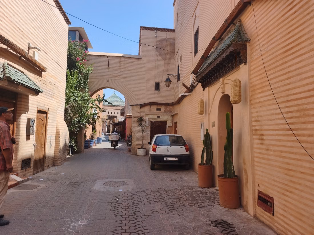 Très beau riad à vendre à Zaouia Sidi Ghalem. Surface de 200 m². Espace vert