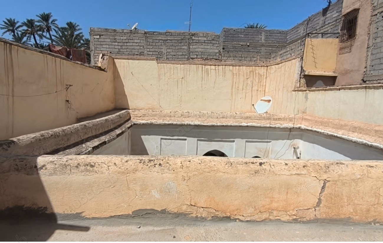 Très beau riad à vendre à Zaouia Sidi Ghalem. Surface de 200 m². Espace vert