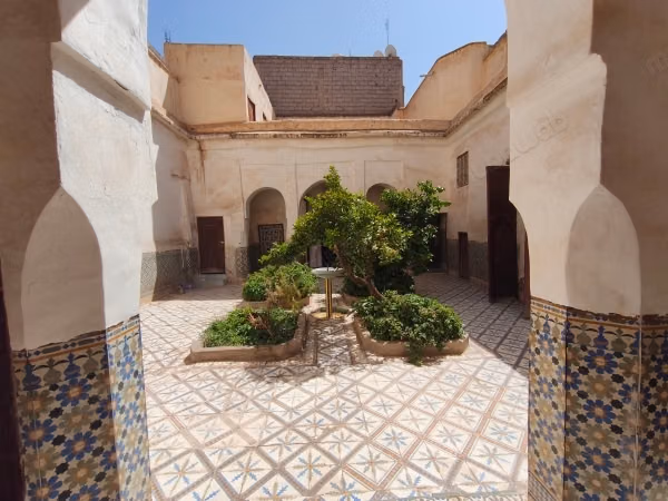 Très beau riad à vendre à Zaouia Sidi Ghalem. Surface de 200 m². Espace vert