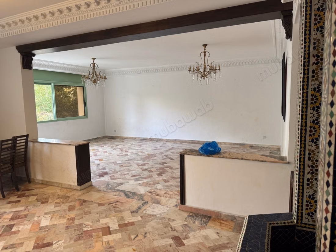 Bell'appartamento in vendita a Maârif. 4 belle camere. Camino e servizio di portineria