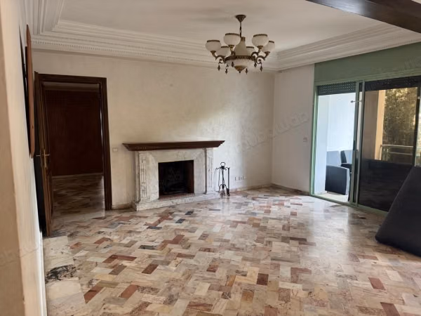 Bel appartement à vendre à Maârif. 4 belles chambres. Cheminée et service de conciergerie