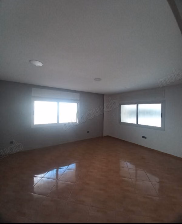 160 m² en alquiler para oficinas – Ubicación estratégica en la calle principal cerca de la comisaría de Al Aouama