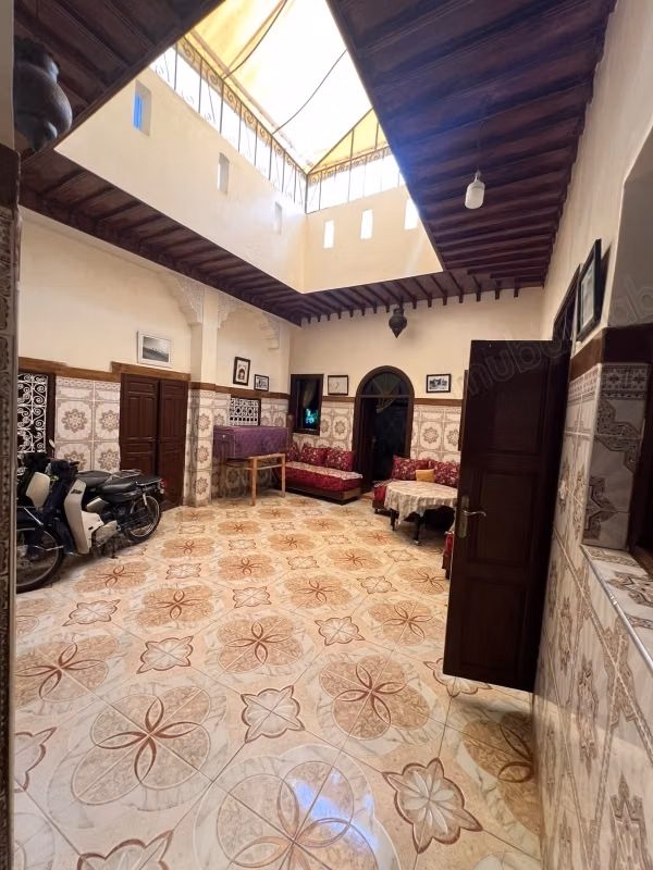 Trouvez votre riad à acheter à Kbour Chou. 2 grandes pièces. Salon traditionnel et porte blindée