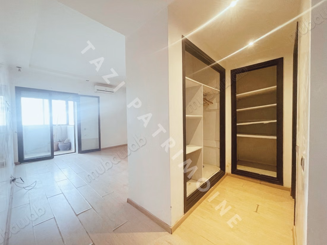 Apartamento de 3 habitaciones con terraza para renovar en residencia cerrada