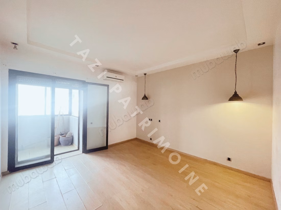 Apartamento de 3 habitaciones con terraza para renovar en residencia cerrada