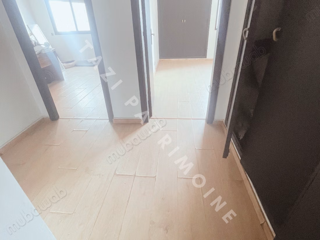 Apartamento de 3 habitaciones con terraza para renovar en residencia cerrada