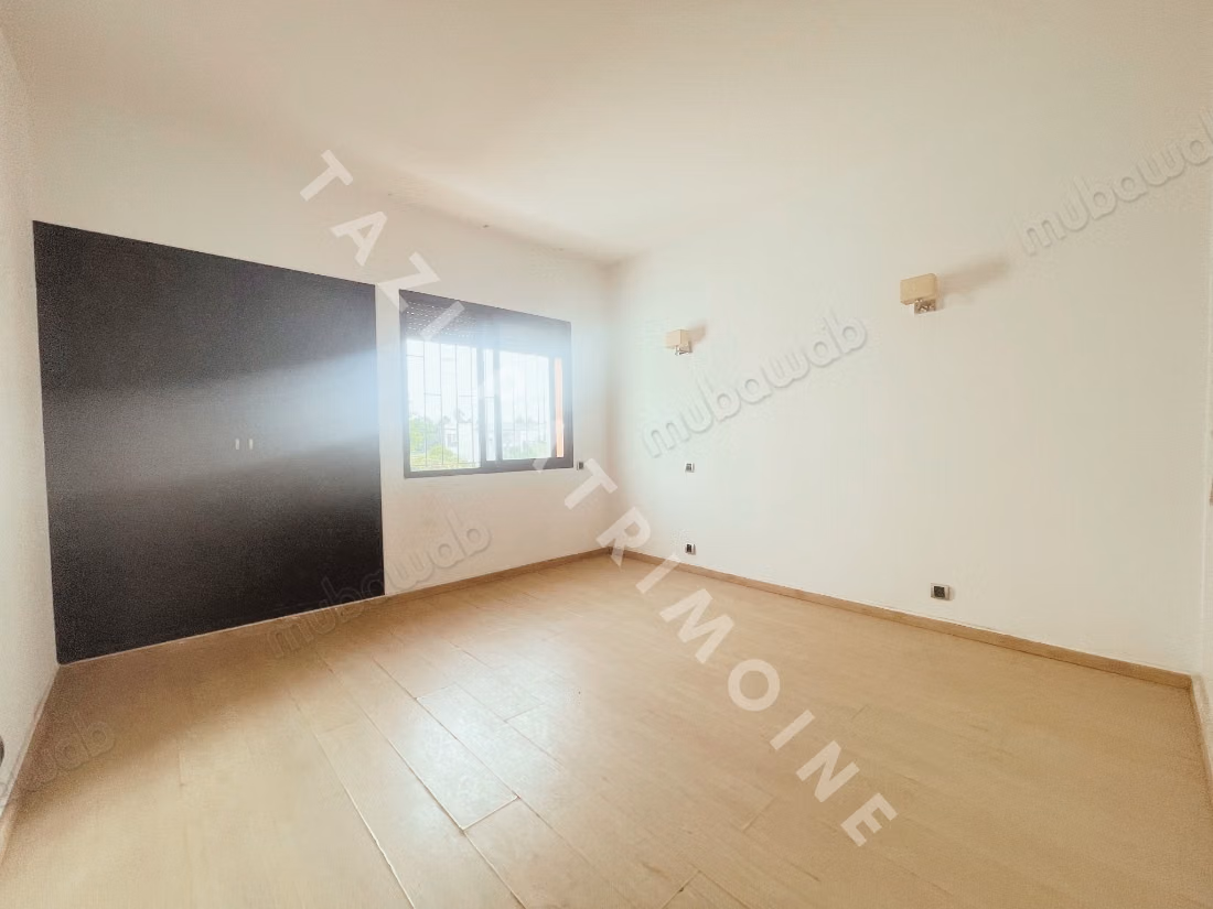 Apartamento de 3 habitaciones con terraza para renovar en residencia cerrada