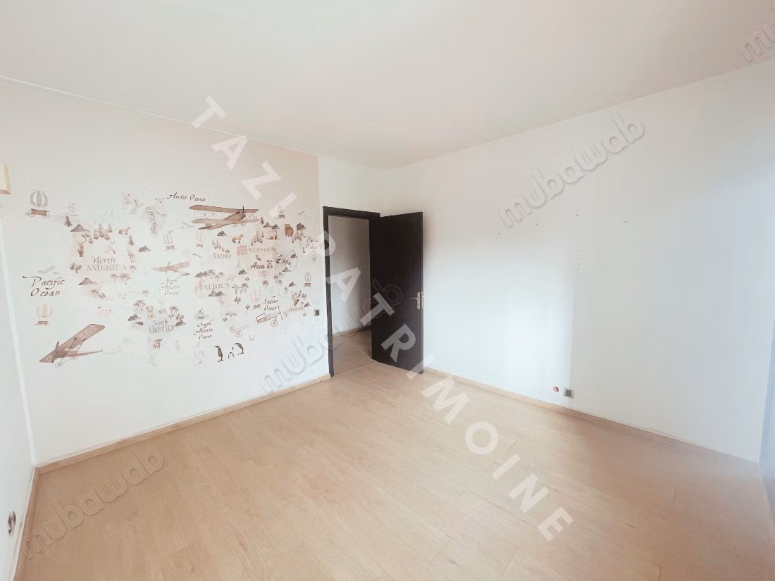 Apartamento de 3 habitaciones con terraza para renovar en residencia cerrada