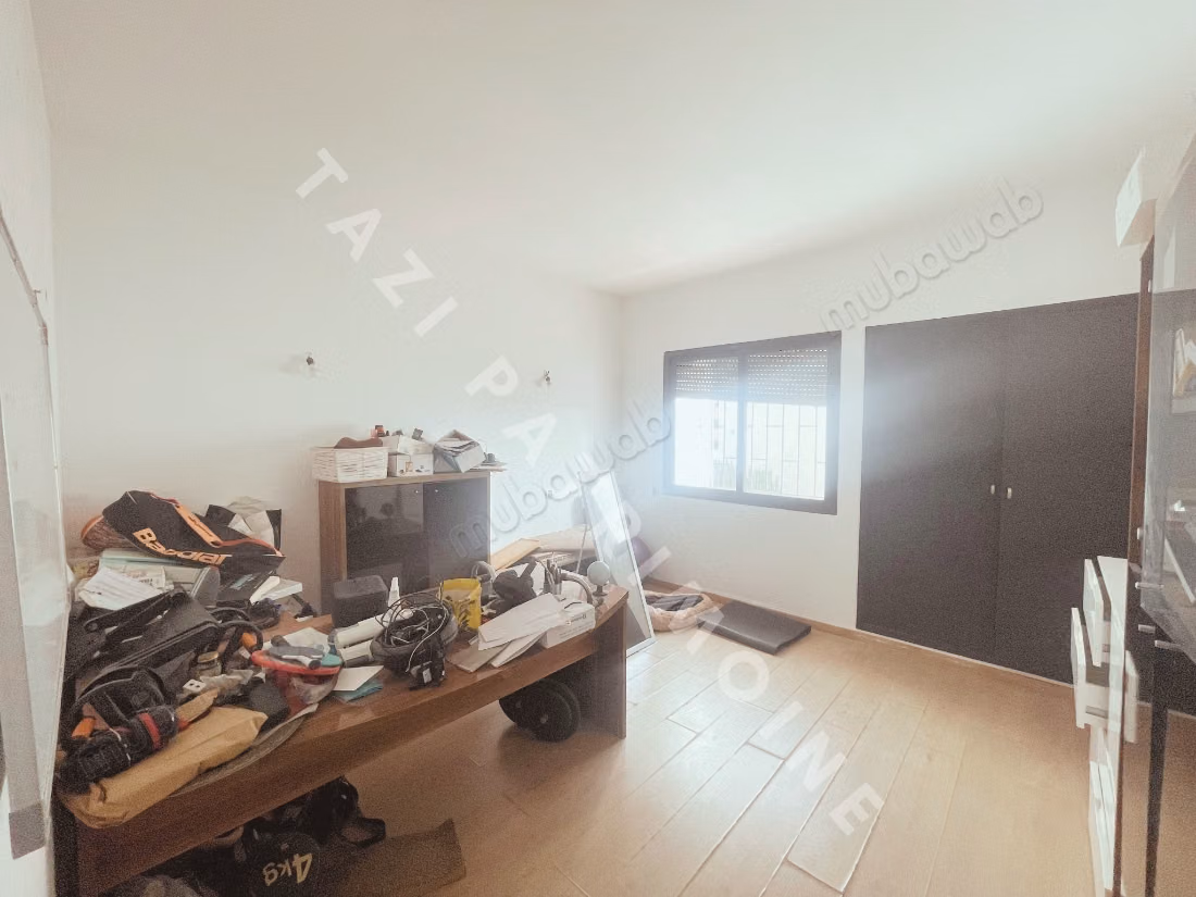 Apartamento de 3 habitaciones con terraza para renovar en residencia cerrada