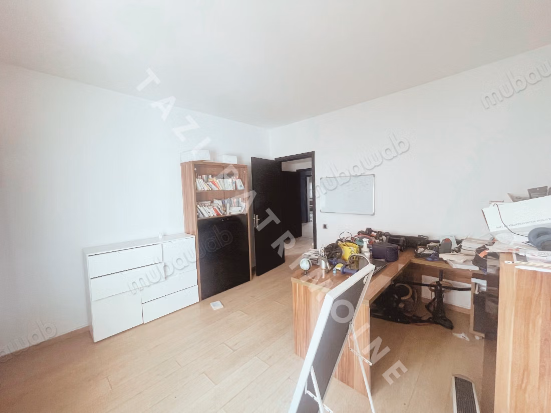 Apartamento de 3 habitaciones con terraza para renovar en residencia cerrada