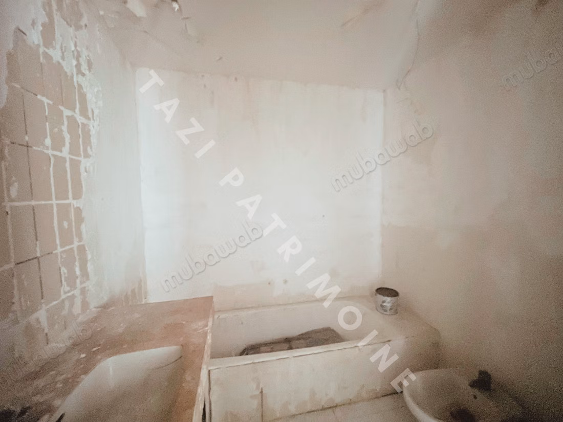 Apartamento de 3 habitaciones con terraza para renovar en residencia cerrada
