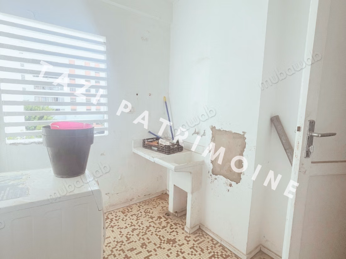 Apartamento de 3 habitaciones con terraza para renovar en residencia cerrada