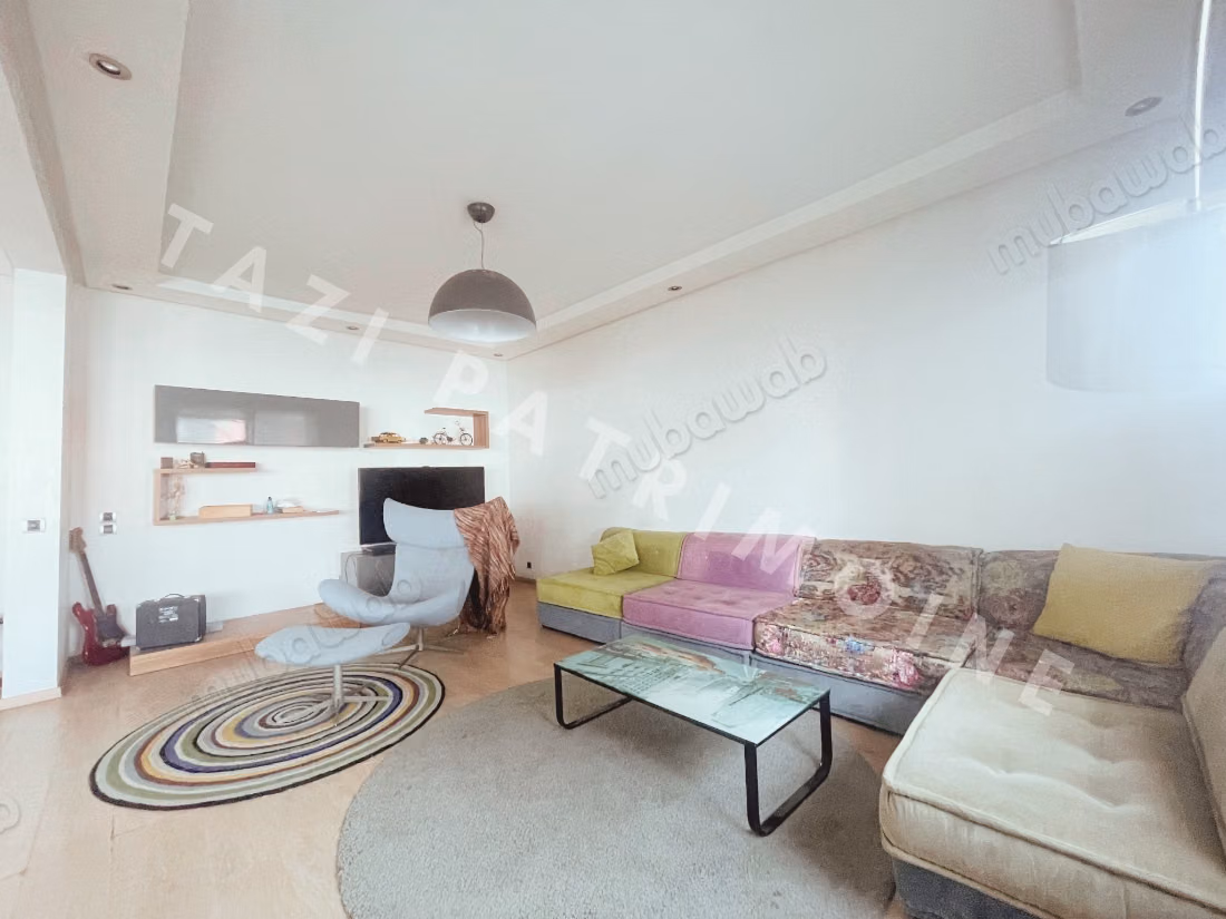 Apartamento de 3 habitaciones con terraza para renovar en residencia cerrada