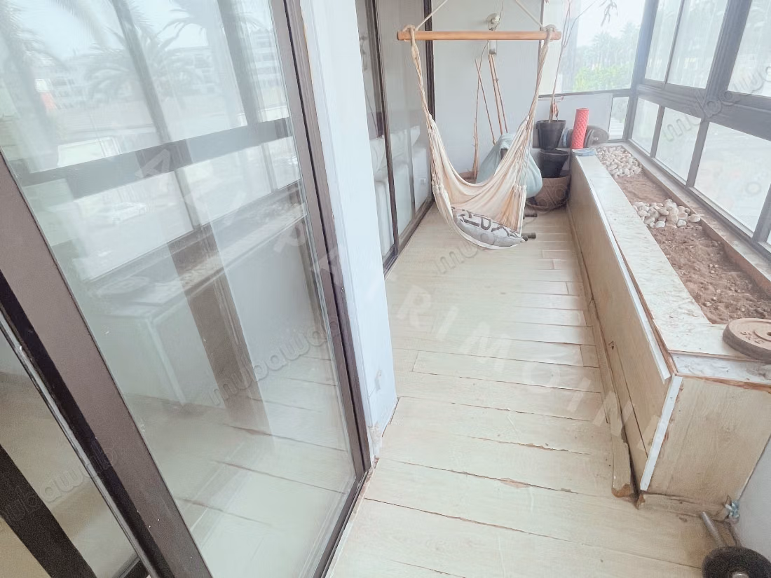 Apartamento de 3 habitaciones con terraza para renovar en residencia cerrada