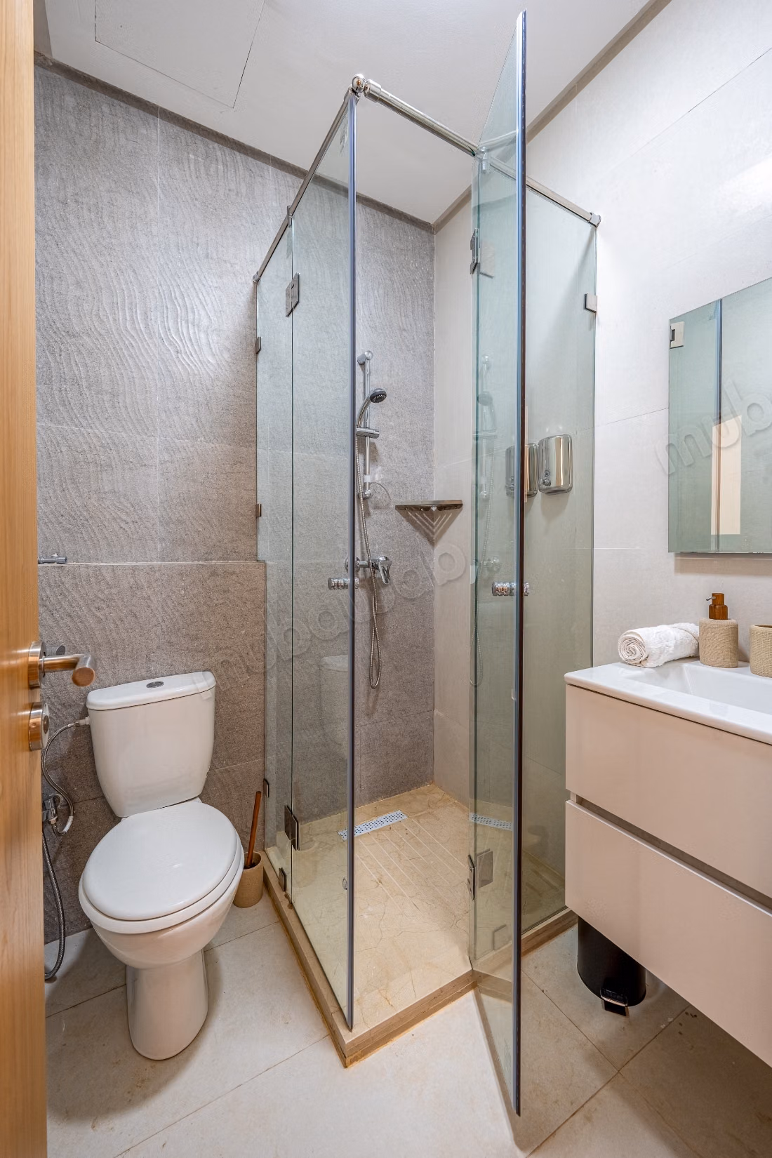 Apartamentos en alquiler en la Ruta Amizmiz. 3 habitaciones encantadoras. Puerta robusta, instalación de aire acondicionado